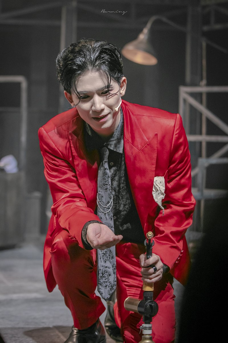 BN_PIC's tweet photo. 250828 뮤지컬 트레드밀 커튼콜데이
B #정동화 배우

관객 차키뺏는(? 세차장 직원🤭 https://t.co/wNhQmAXdPE