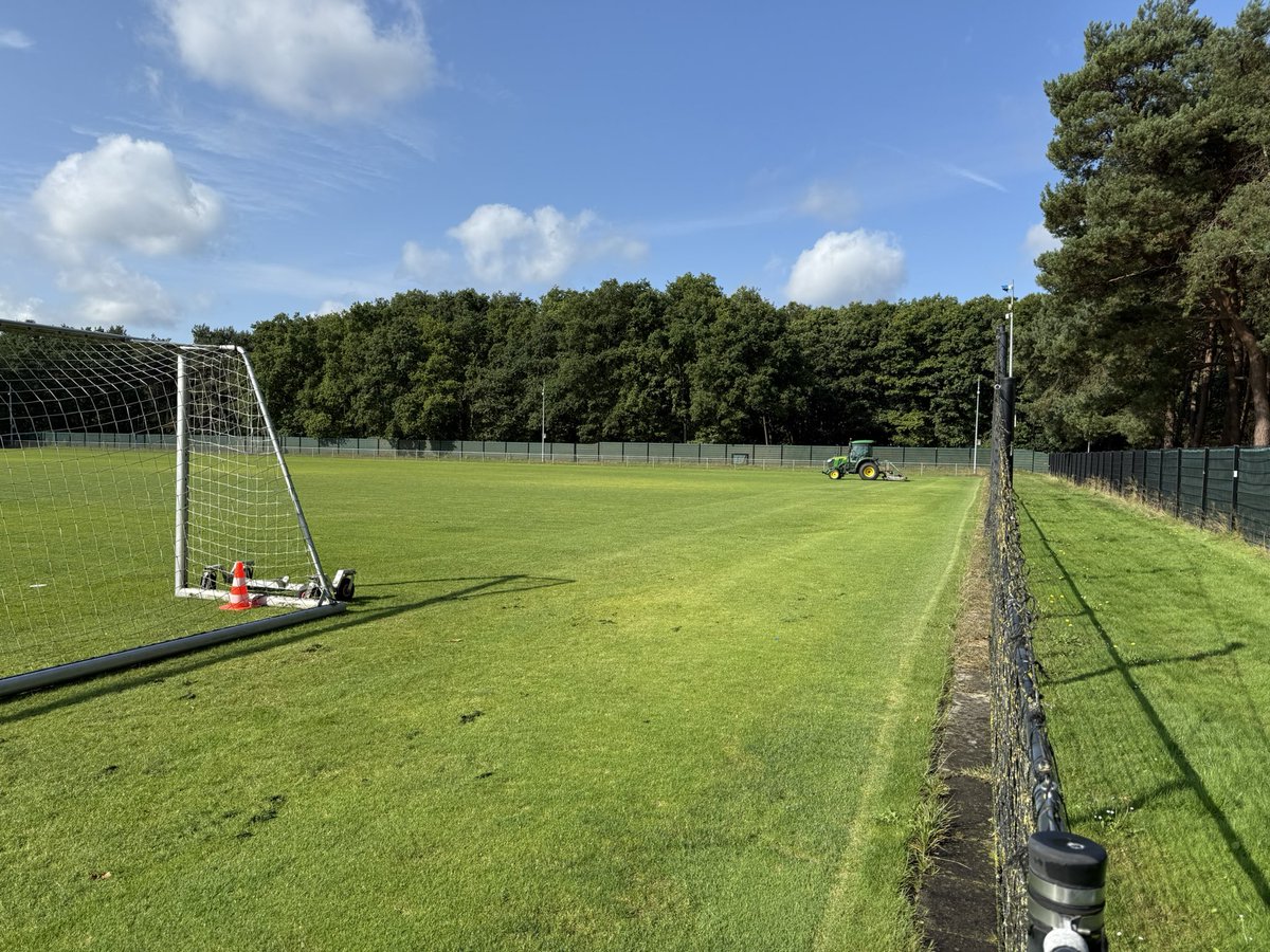 En nog meer goed nieuws vanaf Papendal: het gras wordt weer gemaaid.