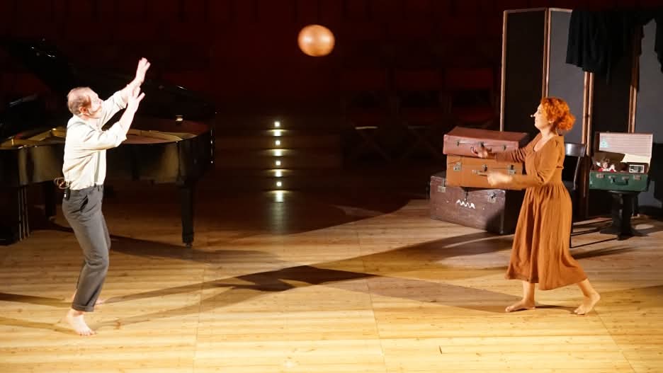 Per il Festival Dannunziano va in scena a Pescara, ex Aurum  venerdì 5 settembre, ore  21.30 ESULI drammaturgia di  Eleonora Iacobone, consulenza storica  Francesco Fagnani, supervisione artistica Raffaele Latagliata, con Eleonora Iacobone, Alessandro Cantalini e Luna Costantini