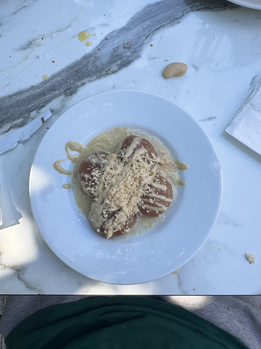 biz  Kemal pasayı cok severiz . Asıl soru siz Kemal pasayı sever misiniz ?