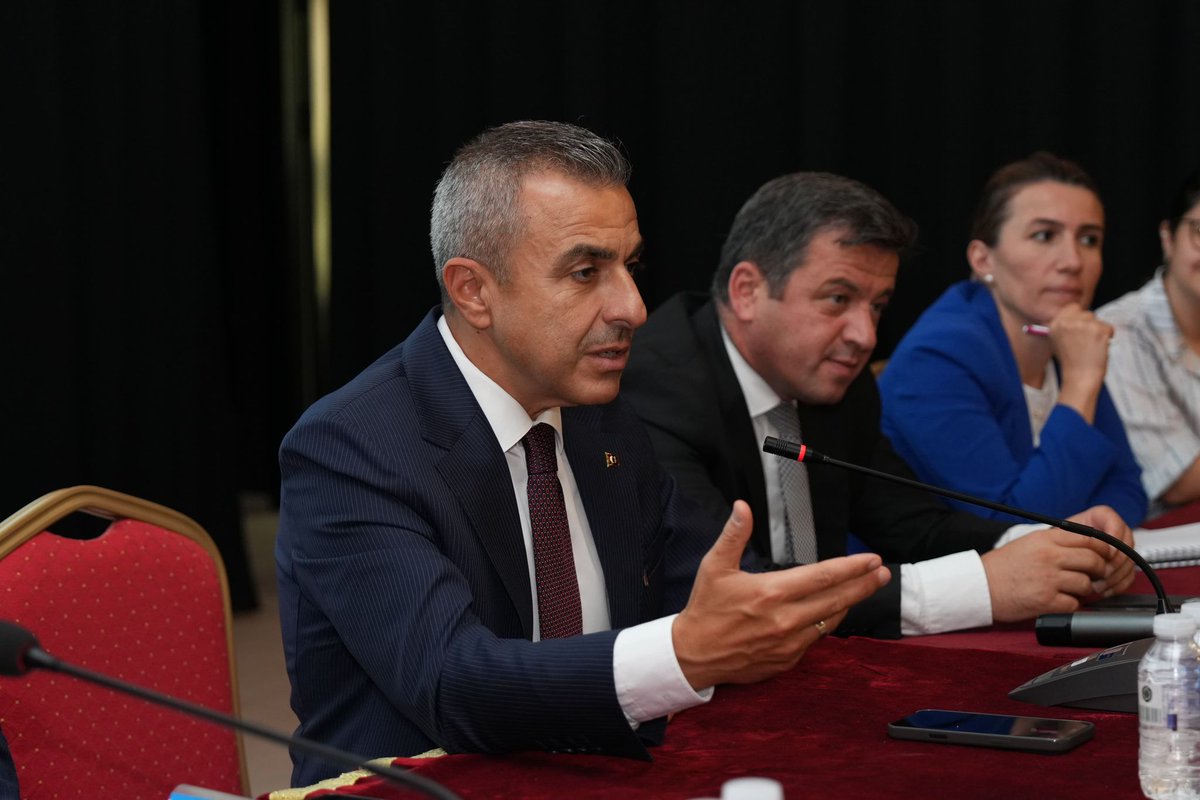 Okul Güvenlik Tedbirleri Toplantısı, Kaymakamımız Sayın Abdullah Atakan Atasoy’un başkanlığında, ilgili Kurum Müdürlerimiz, Muhtarlarımız, Okul Müdürlerimiz ve Okul Aile Birliği Başkanlarımızın katılımıyla gerçekleştirildi.

2025-2026 Eğitim-Öğretim döneminde öğrencilerimize daha