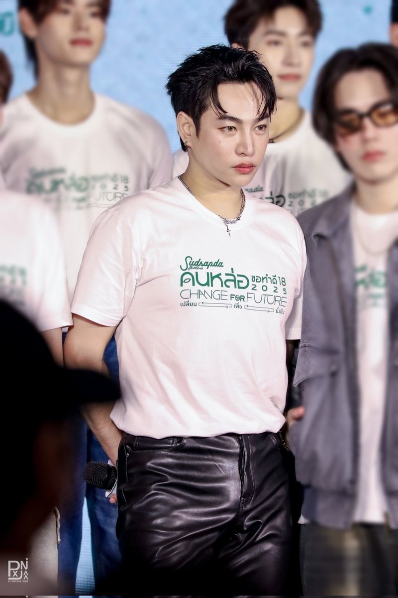 อื้อฮื้อ หล่อจัง 
อะฮ้ามาดแมน
นี่แฟนของใครกันเอ่ย
ถ้าพ่องามทรามเชย
โจทย์ไม่มีเปิดเผย
จะนั่งเข่าเกยคุยด้วยทั้งคืน🎶🎵
#เป๊กผลิตโชค
#PeckPaLitChoke