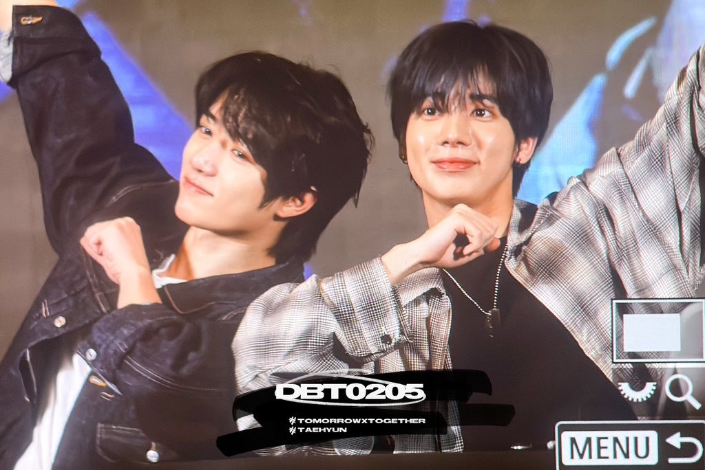dailyuppuz's tweet photo. UPPURA POSE FOR TODAY’S FANSIGN 🥹🪐 https://t.co/W24EZ58XBV