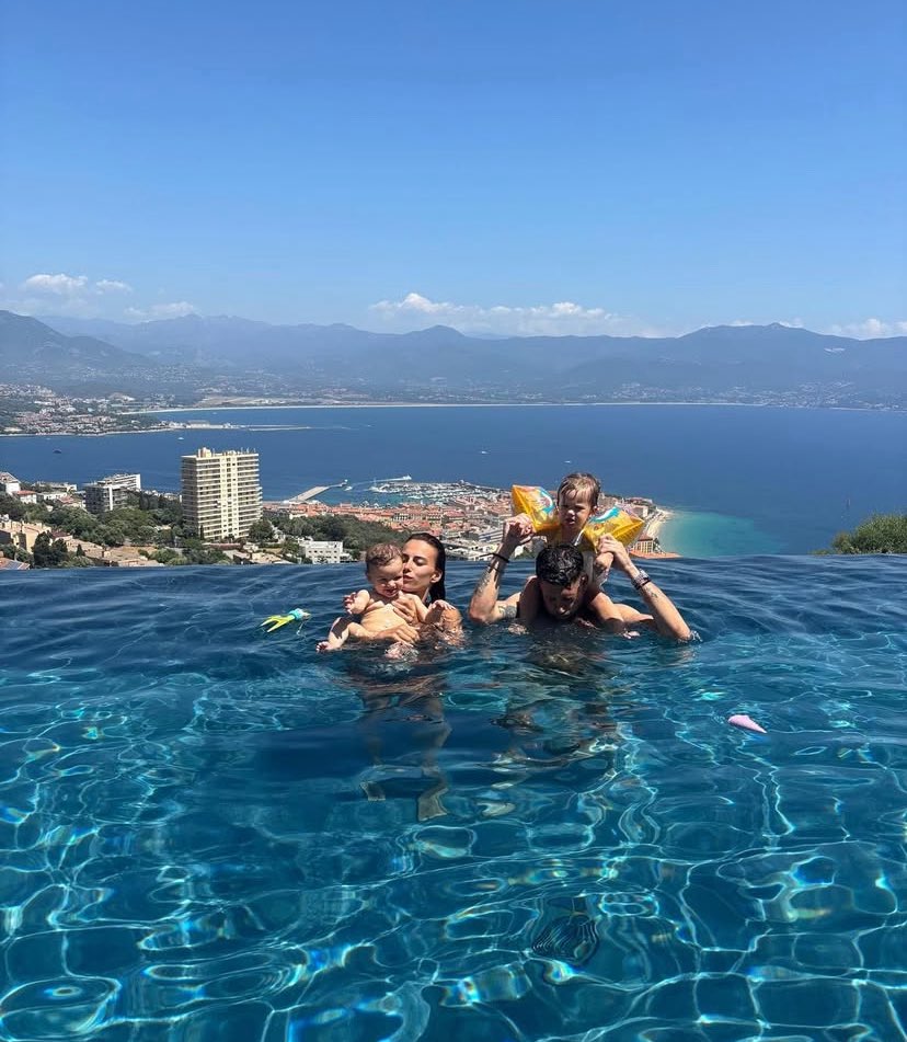 youngpeople_off's tweet image. Après sa rupture avec #Paga, #Giuseppa choisit de partager une photo tendre avec sa fille. En légende, elle écrit : « Peu importe ce qu’ils disent, nous on sait 🤍 ». Une déclaration pleine de force et d’amour maternel. 
#W9