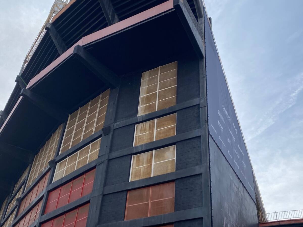 El <a href="/valenciacf/">Valencia CF</a> afirma que obtiene y genera unos 26,4M del actual Mestalla..

De ser cierto,si tanto dinero generan por qué no tienen un poco de dignidad y limpian la suciedad y reparan el oxido y las rejillas que rodean Mestalla..?

La vergüenza no se puede esconder con lonas..