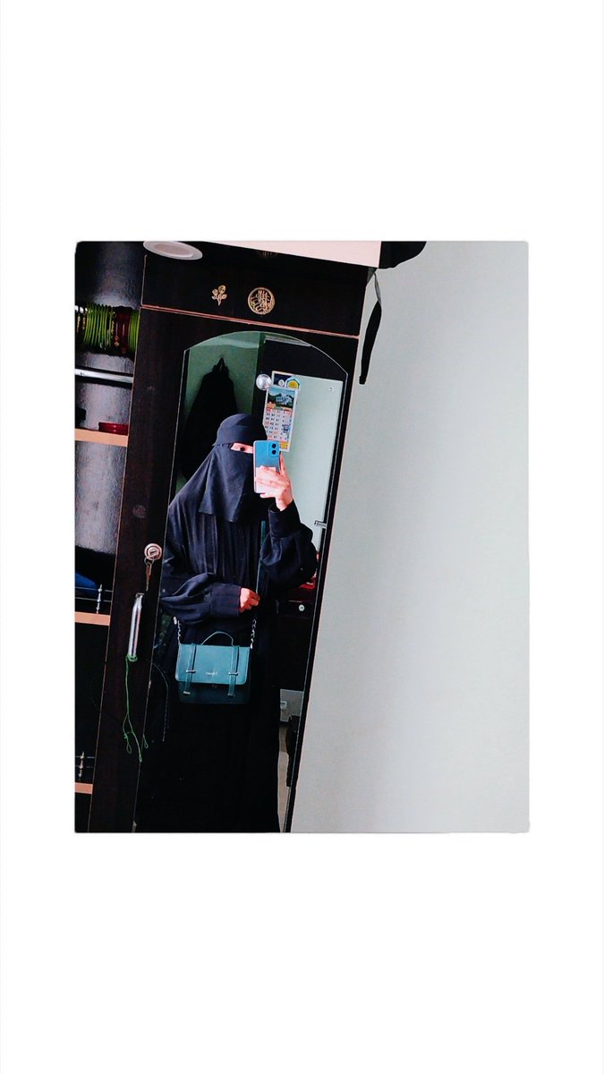 قربتیں ہوتے ہوئے بھی فاصلوں میں قید ہیں
کتنی آزادی سے ہم اپنی حدوں میں قید ہیں