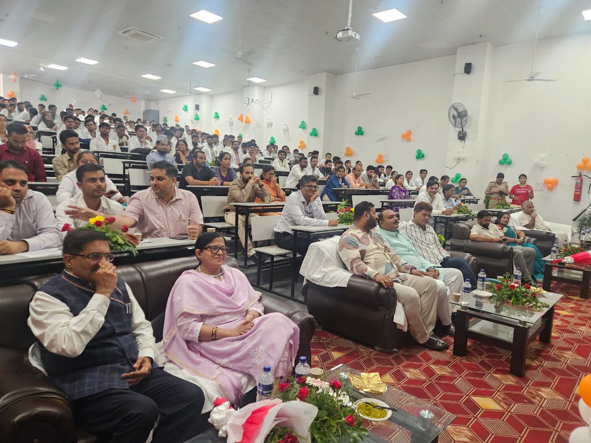asmcbahraich's tweet photo. *मेडिकल कॉलेज बहराइच में जनप्रतिनिधियों की उपस्थिति में स्मार्ट फोन और टैबलेट वितरण किया गया , छात्रों को मिला डिजिटल साथी @MeUPGovt https://t.co/0gtyknNFvL