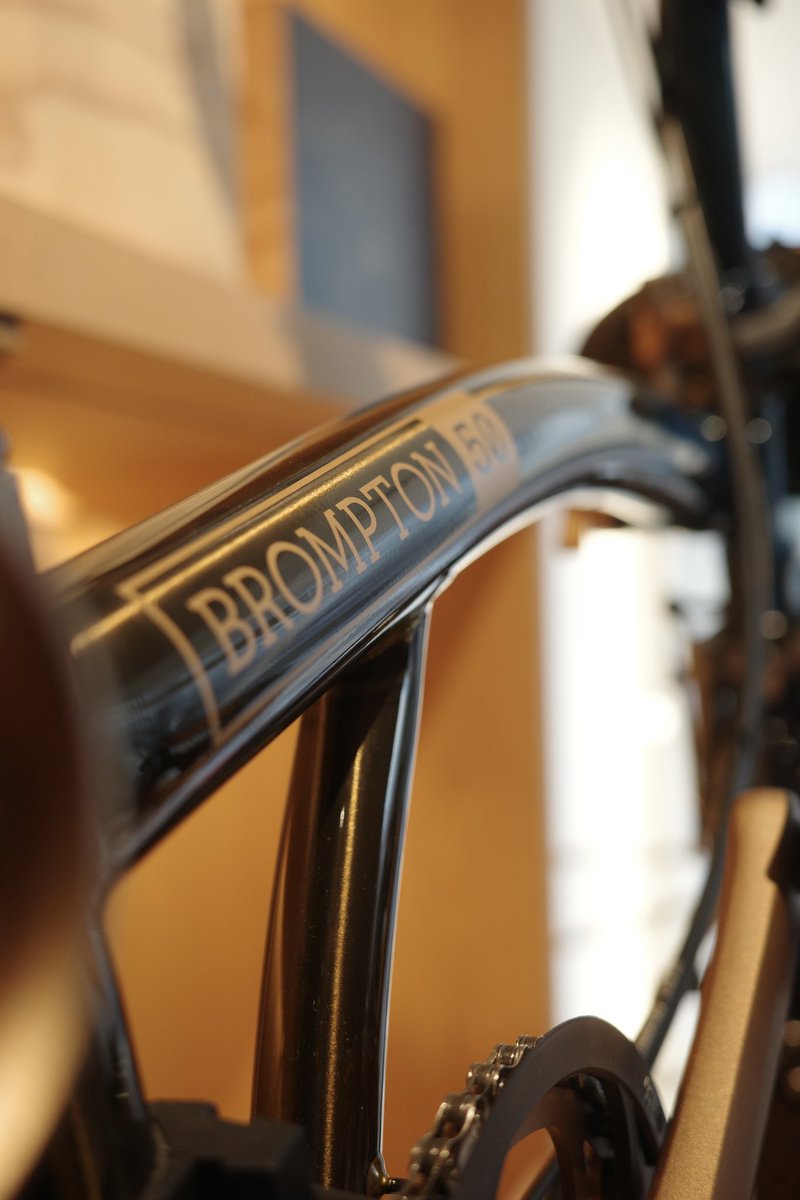 ishiyama1480's tweet image. BROMPTON50周年を記念して作られた、1975 Edition ✨

世界限定1975台となっています。

目を引くのが、かなり凝った唯一無二のカラーリング。

ブルーにレッドにゴールドに...こんだけいろんなカラーを使いながらも、まとまりがしっかりあるのがさすがだよね。

#BROMPTON #ブロンプトン