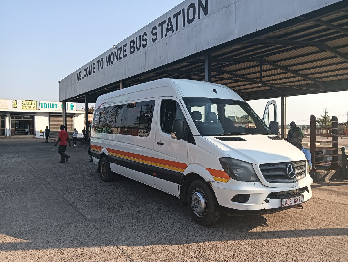 exitworker's tweet image. マラウイと比べると大都会に感じたザンビアのルサカ。2泊して約480㌔先のリビングストンへ。バスは乗車9時間半で410zmk（2560円）。この日はあいにく全便満席だったが1.5倍の料金（1250円増し）を払うと交渉したら何とか乗せてくれた。どんどん前に進みますぜ。#アフリカ縦断　#ザンビア