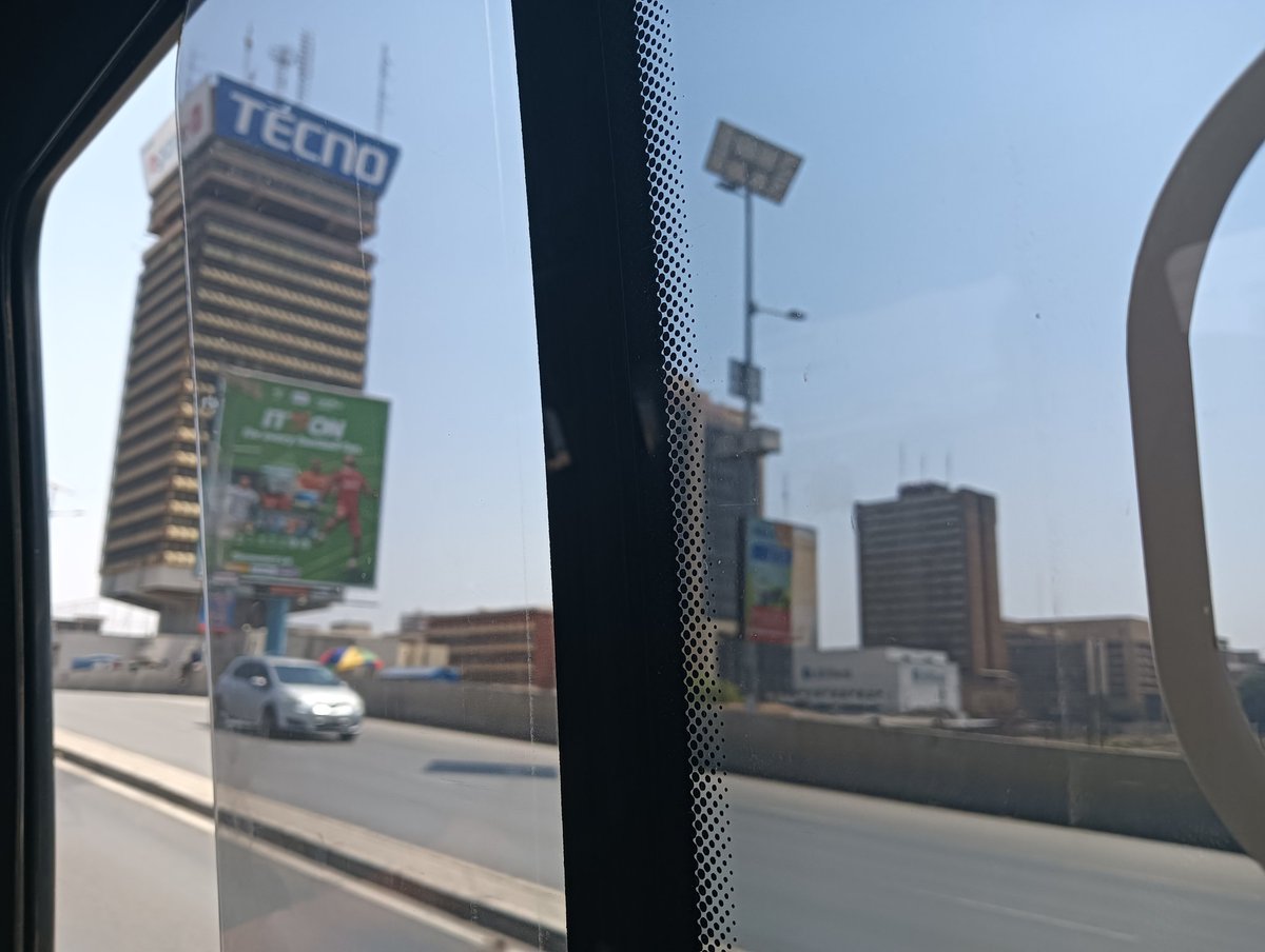 exitworker's tweet image. マラウイと比べると大都会に感じたザンビアのルサカ。2泊して約480㌔先のリビングストンへ。バスは乗車9時間半で410zmk（2560円）。この日はあいにく全便満席だったが1.5倍の料金（1250円増し）を払うと交渉したら何とか乗せてくれた。どんどん前に進みますぜ。#アフリカ縦断　#ザンビア