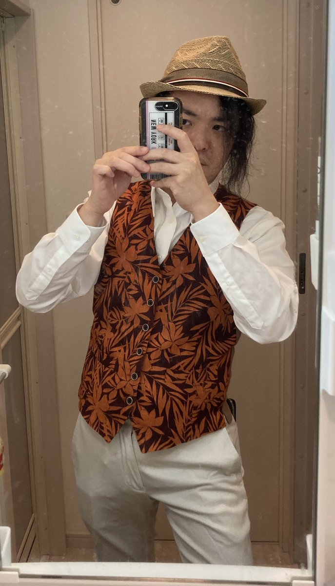 とある映画を観に行く事になったので、それっぽい服装で臨む。だいぶ夏な感じだけど