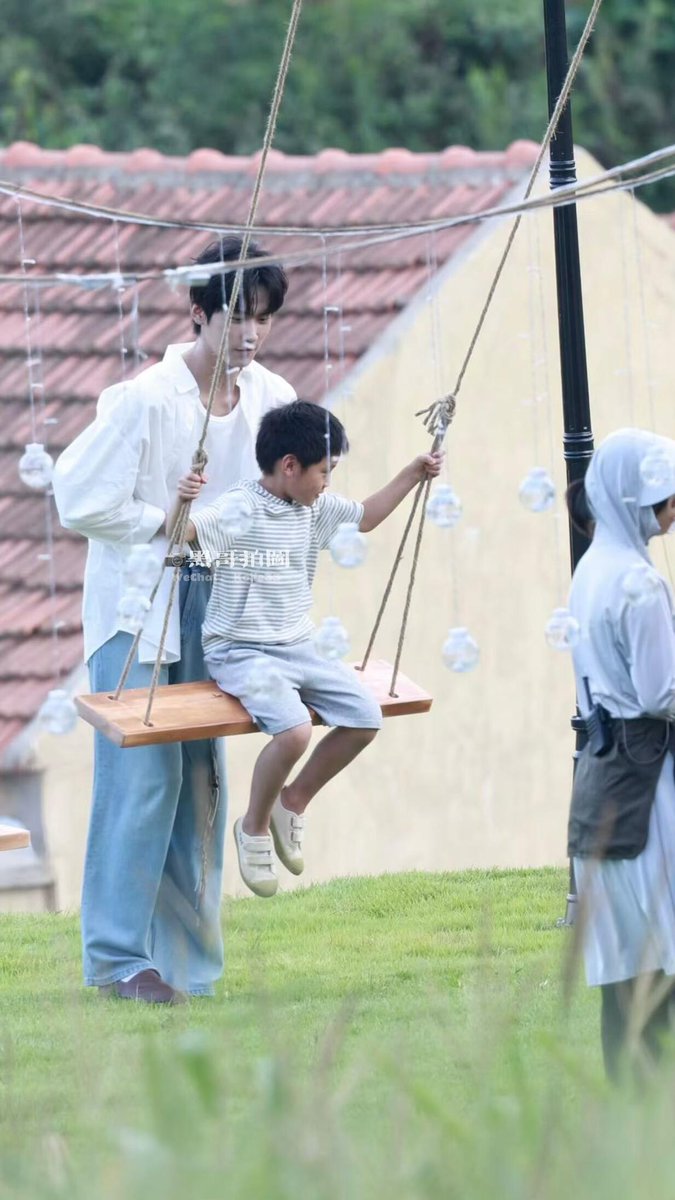 #炽夏 ☀️ — Day 46

น่าร้ากกกกกกก ตอนพี่เจียฮ่าวไกวให้คือตัวน้อยจุ้มๆ พอยืนละเป็นตัวโตไกวให้น้อง~

#NeverEndingSummer
#ZhouKeyu #โจวเคออวี่ #周柯宇 #DanielZhou