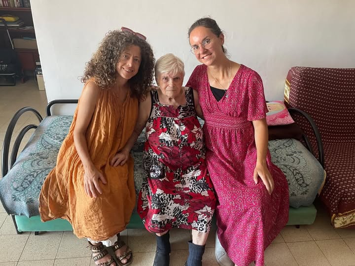 Dora ist eine 90-jährige Holocaust-Überlebende, mit der wir diese Woche gerne Zeit verbracht haben. Sie hat ein sehr gutes Gedächtnis und hat uns ausführlich von ihrem Leben und ihrer Überlebensgeschichte erzählt. Es war ein großes Privileg, mit ihr zusammen zu sein ❤ Sie bat