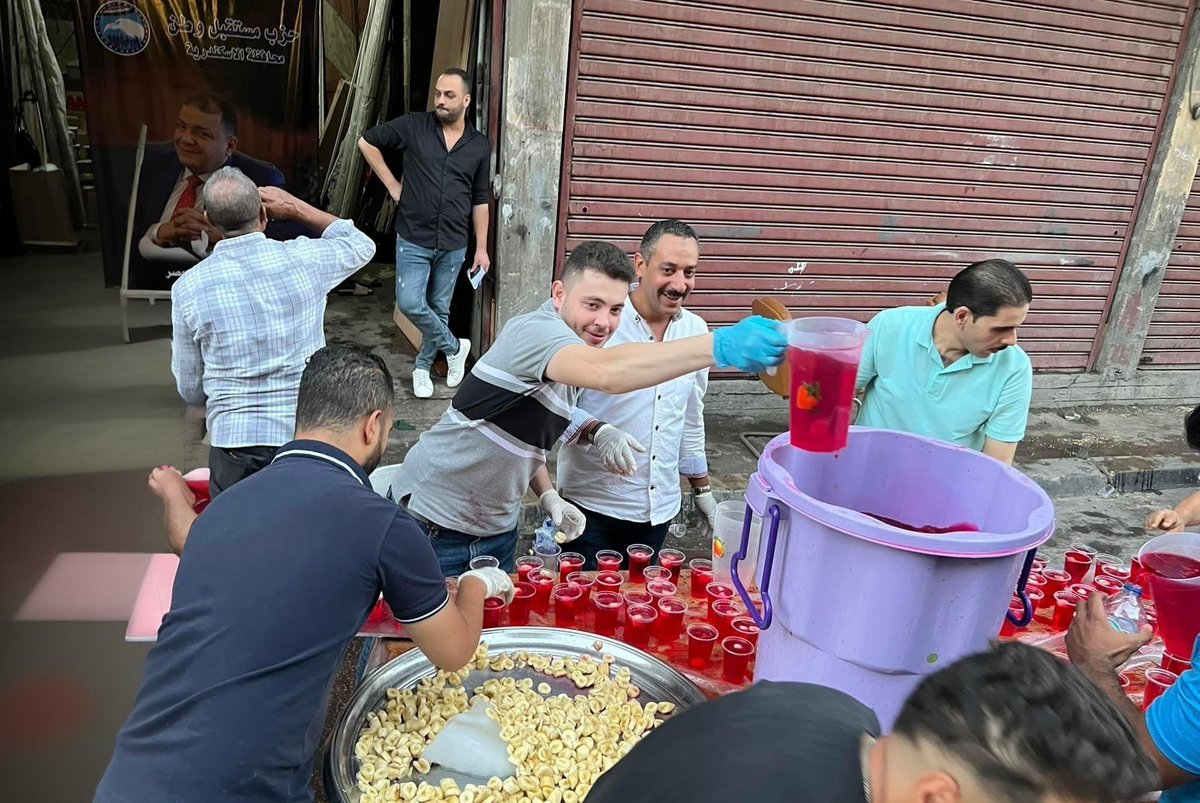 🌙✨ بهجة وسعادة فى شوارع إسكندرية الآن  ✨🌙
"شربات.. سوبيا.. رز بلبن" 🍶🥥🍚
عادة سنوية لأهالى الإسكندرية خلال احتفالات المولد النبوي الشريف 🕌💙
الأهالي: ورثنا العادة من أجدادنا ابتهاجًا بمولد سيد الخلق ﷺ
والبعض يوزع الطعام حبًا وفرحةً بالمناسبة العطرة 🌸