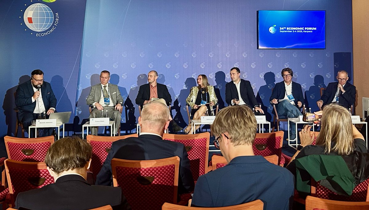 #UPWr na <a href="/Economic_Forum_/">Forum Ekonomiczne</a> w Karpaczu 📈 Nasi naukowcy prezentują innowacyjne produkty – jogurt wzbogacony w żelazo i ser dojrzewający z udziałem drożdży – efekty współpracy w ramach SUP-RIM 🥛🧀 Prof. Szymon Szewrański wziął udział w panelu o transformacji miast w erze #SDG 🌍