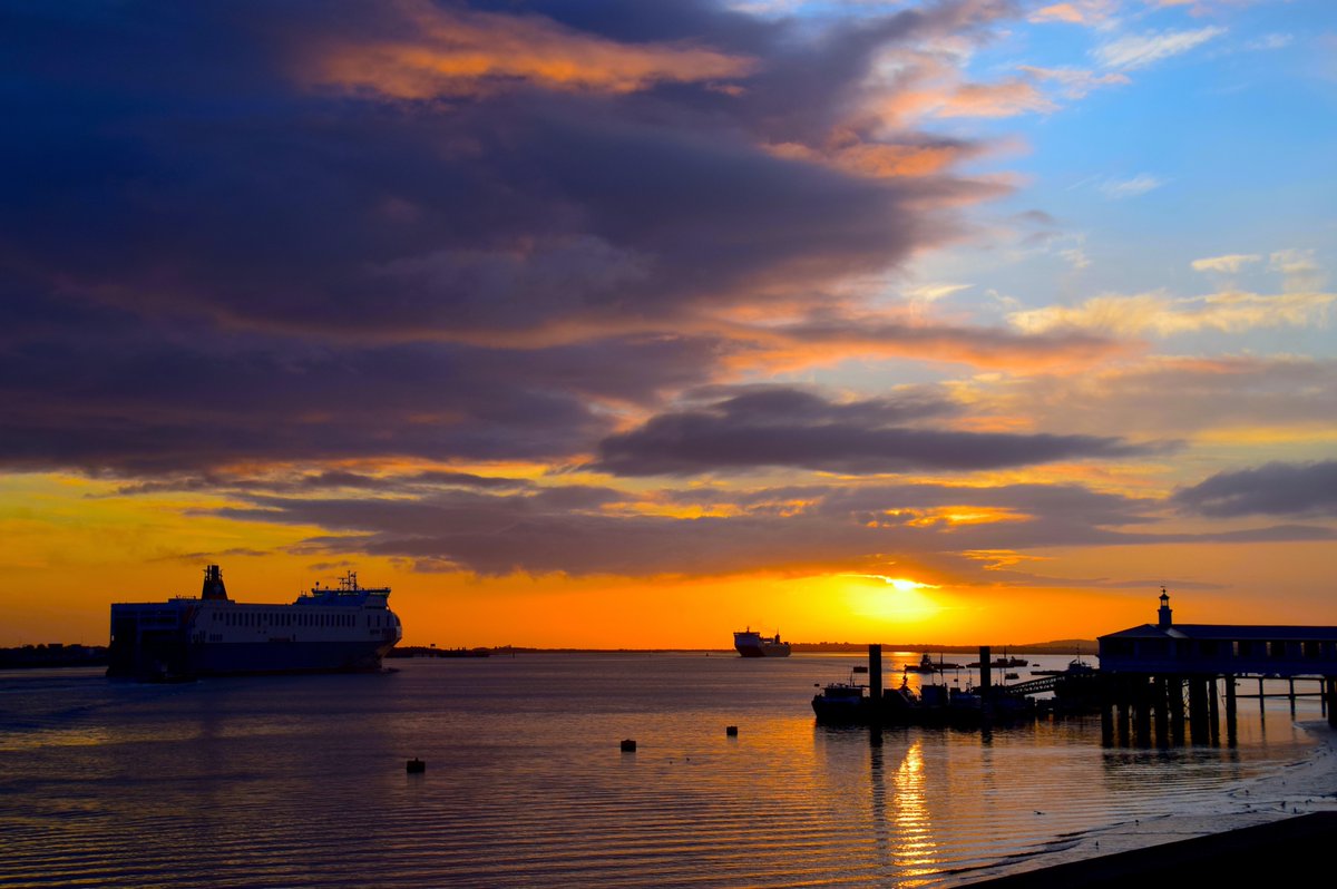 FraserG32883664's tweet image. Good morning River Thames! @SallyWeather @PiersSociety @Visit_Gravesham @VisitKent #Pier #Piers #LondonPortAuthority #Gravesend #Thames #WorkingRiver #RiverThames #UKWeather #StormHour #LoveUKWeather #Weather #Dawn #Sunrise #Ship #Ships #Marine #Maritime