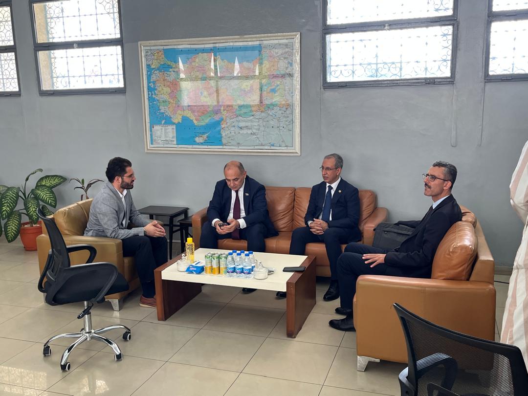 ProfDrDusak's tweet photo. 📍 Senegal / Dakar

Mevkidaşım ve dostum, Azerbaycan Milletvekili Sayın Ceyhun Memmedov ile birlikte Aziz Mahmud Hüdayi Vakfı Dakar Şubesi’ni ziyaret ettik.

Vakfın Afrika’da yürüttüğü eğitim, insani yardım ve kültürel faaliyetler; gönüller arasında köprüler kurmakta, kardeşlik ve dayanışmayı pekiştirmektedir.

Türkiye’nin vakıf medeniyetinden beslenen bu kutlu hizmetleri Dakar’da yerinde görmekten büyük memnuniyet duyduk.

#AzizMahmudHüdayi #TürkiyeYüzyılı #Senegal #Dakar #Azerbaycan