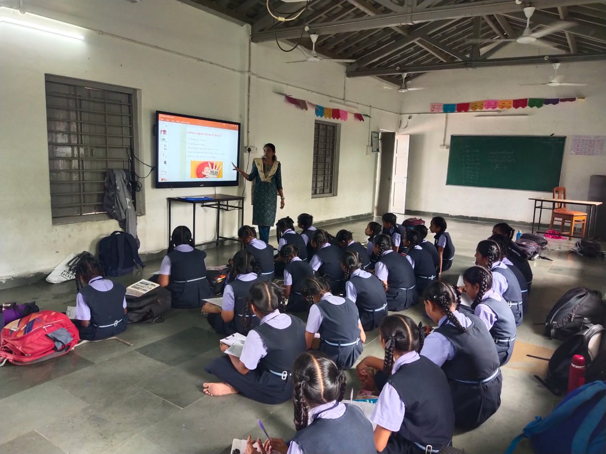 DcpuNavsari's tweet image. તા.૦૩/૦૯/૨૫ નાં રોજ નવસારી જિલ્લાના ૦6 ગામોમાં સક્ષમ યુવિકા કાર્યક્રમ કરવામાં આવેલ. વિવિધ પ્રશ્નો અંગે ચર્ચા કરવામાં આવેલ.કાયદાકીય અને યોજનાકીય માહિતી તથા એન સી પી સી આર દ્વારા પ્રસિદ્ધ કરવામાં આવેલ જે જે એક્ટ, પોક્સો એક્ટ, બાળ લગ્ન, દત્તક વિધાન વિગેરે વિડીયોની સમજ આપવામાં આવેલ.