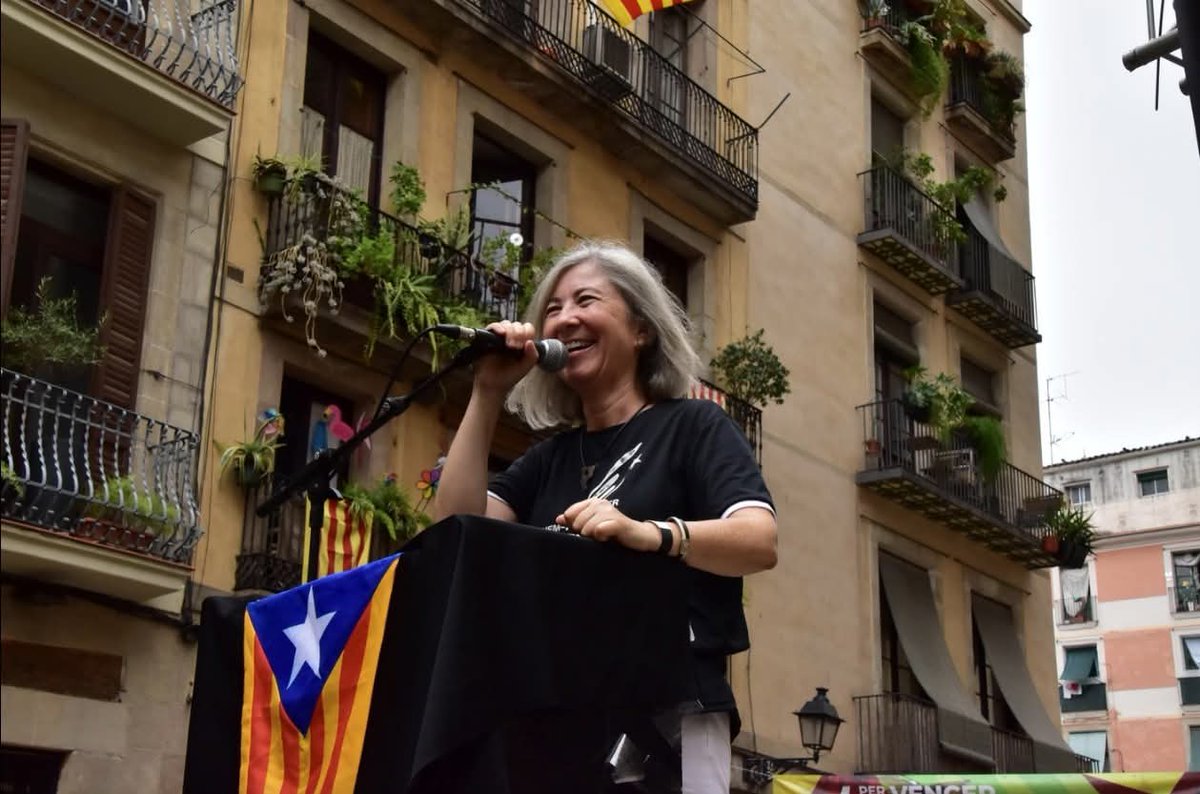 11S Fossar. Les dones a primera línia en la lluita per la Independència. Elisenda Paluzie, Monserrat Corrons, Aurora Madaula i Dolors Feliu. #DonesValentes #Independencia #fossardelesmoreres <a href="/epaluzie/">Elisenda Paluzie</a> <a href="/MontserratCorr9/">Montserrat Corrons i Boix🎗</a> <a href="/Aurora_Madaula/">Aurora Madaula 🎗</a> <a href="/DolorsFeliu/">Dolors Feliu</a> <a href="/assemblea/">Assemblea Nacional Catalana</a> <a href="/ConsellRep/">Consell de la República Catalana</a>