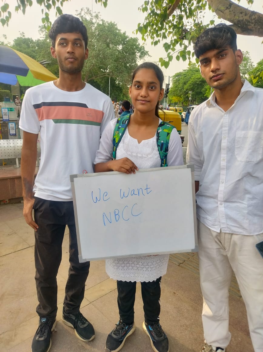 <a href="/ShashiJyoti1/">Shashi Jyoti</a> <a href="/CMOfficeUP/">CM Office, GoUP</a> <a href="/myogiadityanath/">Yogi Adityanath</a> <a href="/FightSuperTech/">Voice of United Homebuyers</a> <a href="/bansalmanoj/">Manoj Bansal</a> <a href="/chetancoolguy/">chetan</a> <a href="/aajtak/">AajTak</a> बच्चों की भी यही है माँग NBCC से करवाओ काम! बच्चे भगवान् का रूप होते हैं। इन्हे दर दर अपनी बात कहने के लिए भटकना पड़ रहा है। प्रदेश सरकार संज्ञान लेकर बिल्डर के ऊपर कारवाही करे। सिर्फ भगवान को पूजने से क्या होगा जब उसके नेक बन्दे रोते हों।