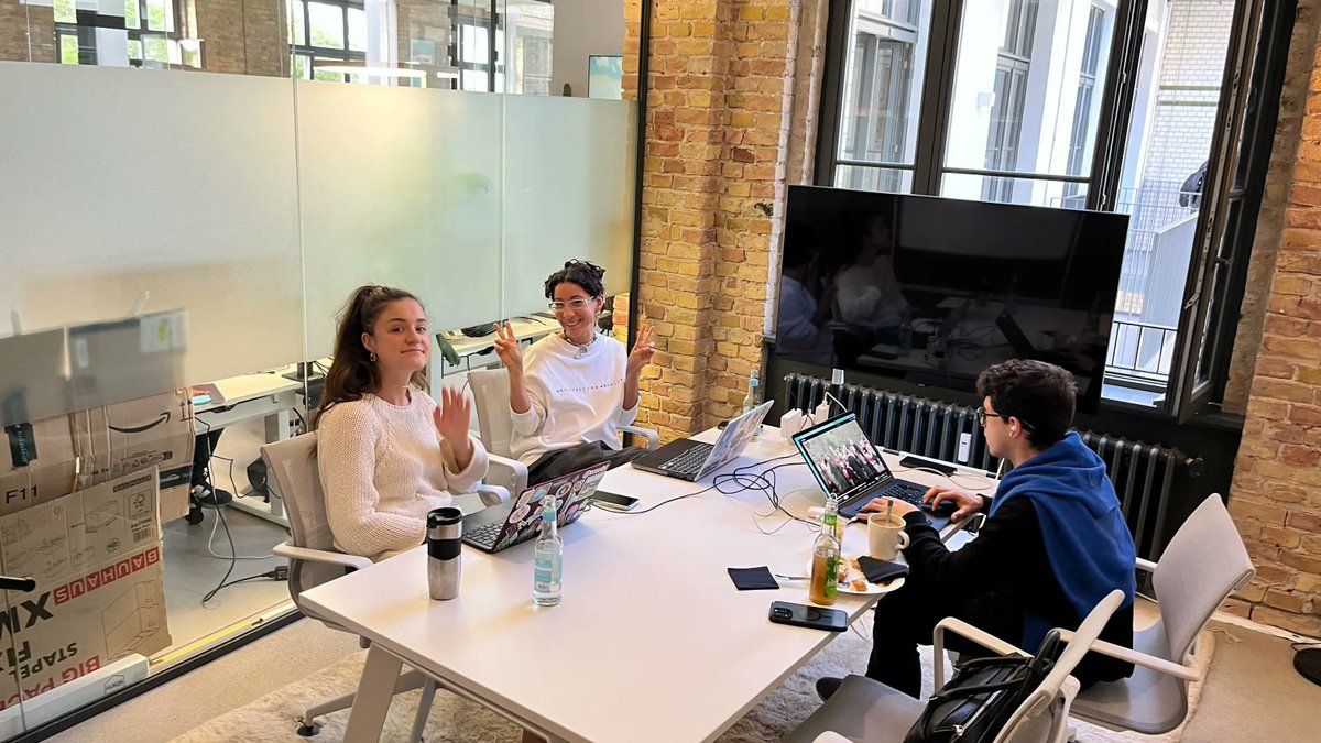 algodevs's tweet image. GM from Day 2 of the Berlin Hackathon with @AlgoFoundation & @42Blockchain_ at @w3_hub 🇩🇪
The devs are locked in, building the future of AI dApps on Algorand 🔒