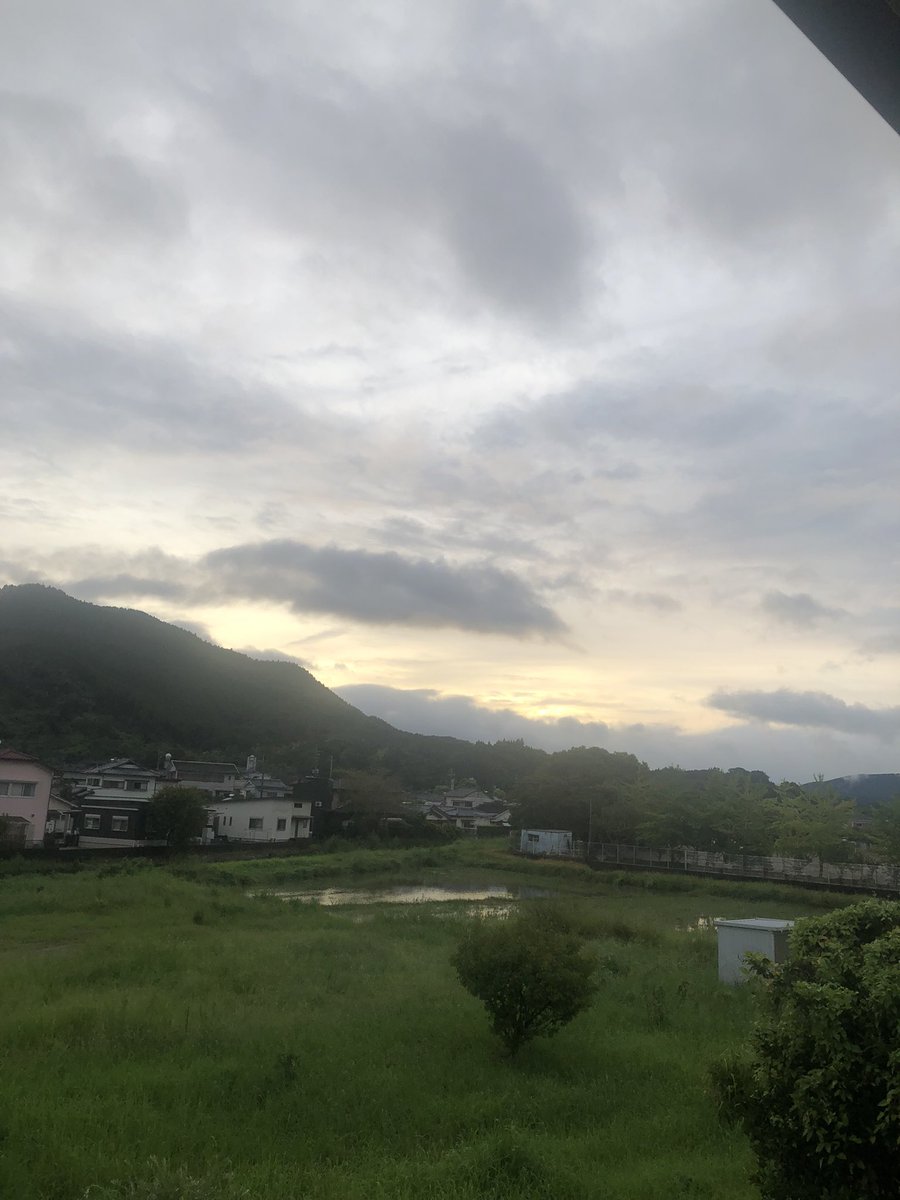台風ほぼ宮崎の真横にいるはずなのに
もう雨も止んで
いつもの夕方の風景になりつつある