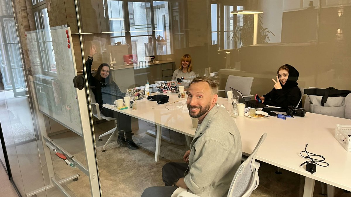 algodevs's tweet image. GM from Day 2 of the Berlin Hackathon with @AlgoFoundation & @42Blockchain_ at @w3_hub 🇩🇪
The devs are locked in, building the future of AI dApps on Algorand 🔒