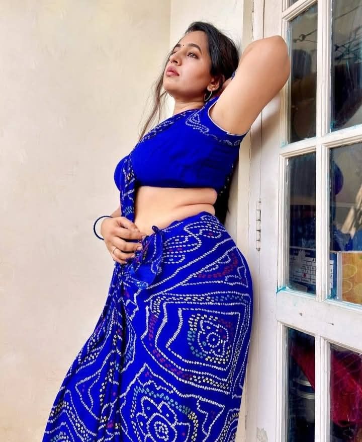 UrbanKingX89's tweet photo. तेरे लबों की हँसी हर ग़म मिटा देती है,
तेरी ज़ुल्फ़ों की खुशबू हवाओं को सजा देती है,
तेरे हुस्न की शोहरत हर दिल में बसी है,
तेरी खूबसूरती सबसे बड़ी ताक़त है,
तू ही तो हुस्न की असली मलिका है।
#StylishQueen #KhoobsuratAndaaz #PrettyLook #HeartStealer https://t.co/ZhOjVv8g7N