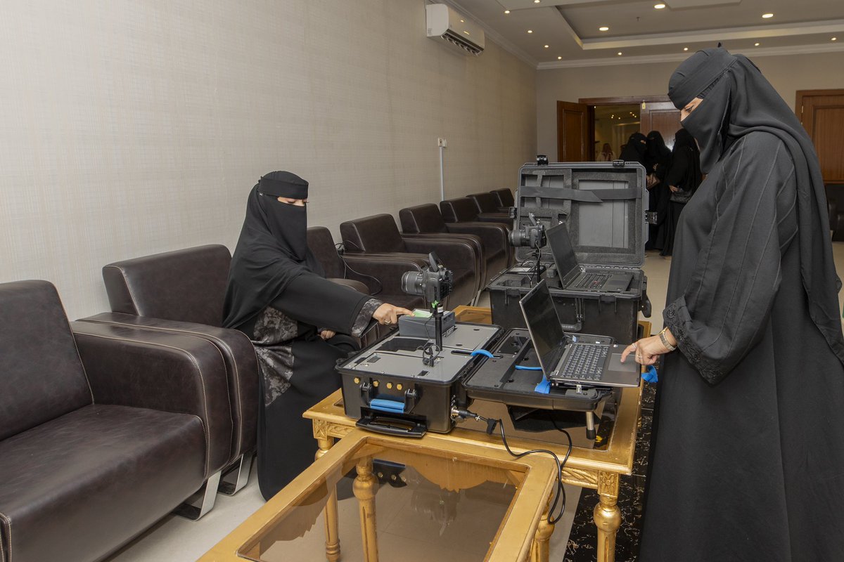 emara_hail's tweet image. تواصل #قافلة_التنمية_الرقمية تقديم خدماتها المتنوعة في محافظة السليمي ضمن جولاتها المستمرة في محافظات المنطقة، بتنظيم من إمارة حائل، تعزيزًا للتحول الرقمي وتيسير وصول الخدمات لجميع الفئات، خاصة كبار السن وذوي الإعاقة، بمشاركة الجهات الحكومية والخدمية.