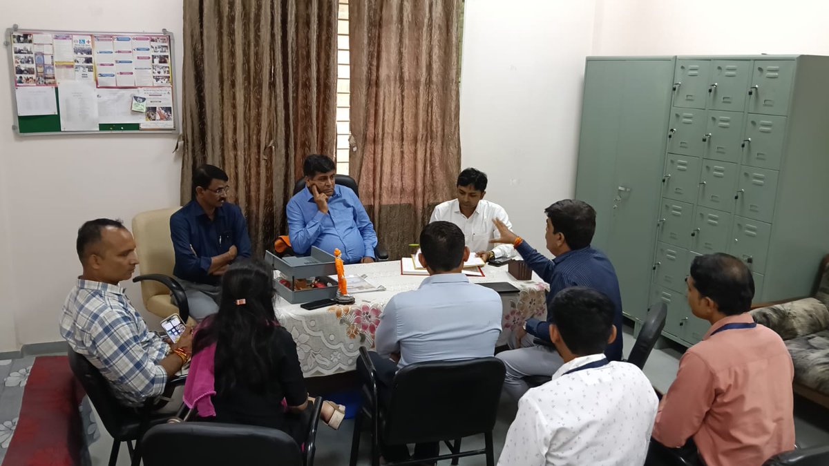 MoHUA reviewed the performance of Ahmedabad Municipal Corporation under Deendayal Jan Aajivika Yojna (Urban). Shri Bharat Bhusan, Under Secretary, NULM visited AMC and interact with beneficiary who got the benefit under the scheme.

<a href="/CMOGuj/">CMO Gujarat</a> @GujUDDept <a href="/NULM_MoHUA/">DAY-NULM</a>