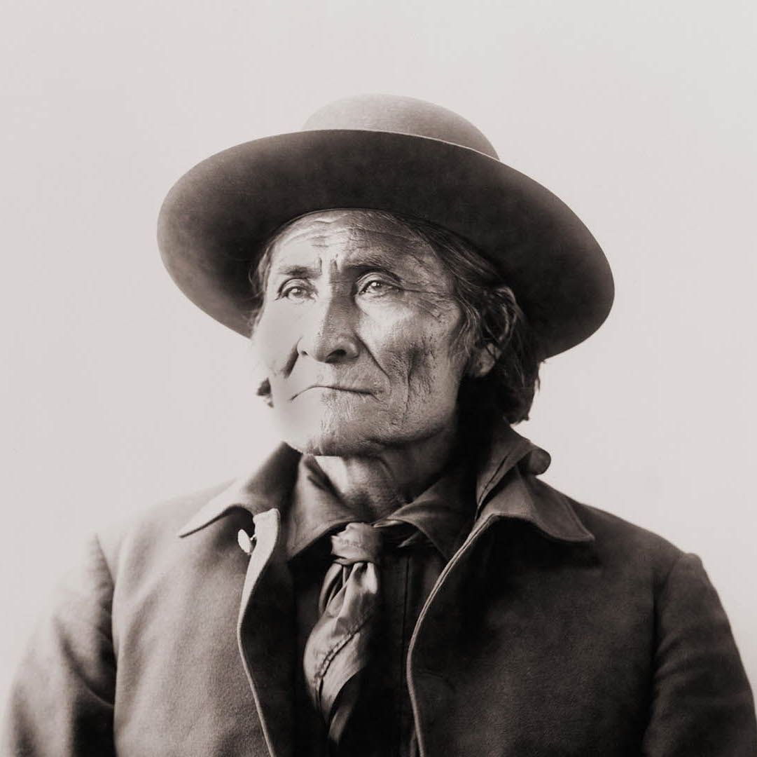 TheHistoryPress's tweet image. #OnThisDay in 1886, Apache leader #Geronimo surrendered to US troops. For 30 years he fought to defend his people’s homeland but outnumbered and exhausted, he became the last Native warrior to yield. Learn more🪶: (@HistoryUK) buff.ly/8JuxGP9 #NativeAmericanHistory #OTD