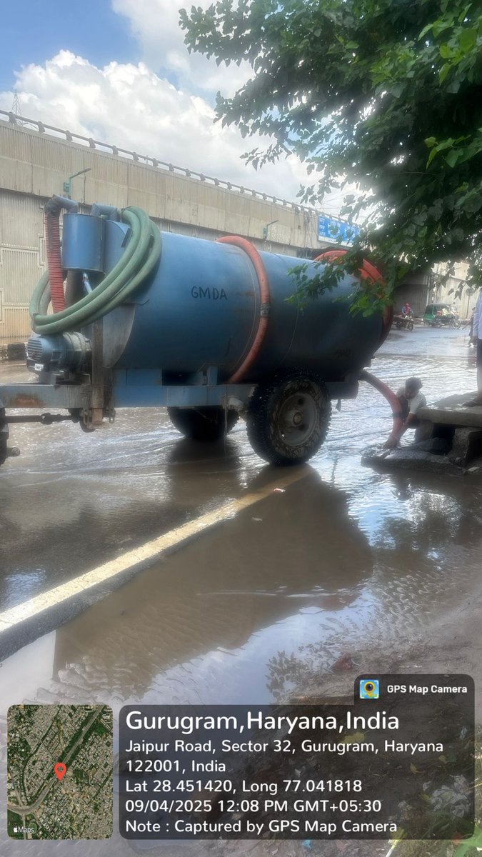OfficialGMDA's tweet photo. โ
Teams deployed with suction tankers for quick removal of storm water at Jharsa traffic junction.๐
Efforts to keep Gurugram roads waterlogging-free continue! #PumpingMachinery #FloodControl #GMDAaction #WaterLoggingRedressal
@DC_Gurugram @MunCorpGurugram @TrafficGGM https://t.co/EbPcHir5NX