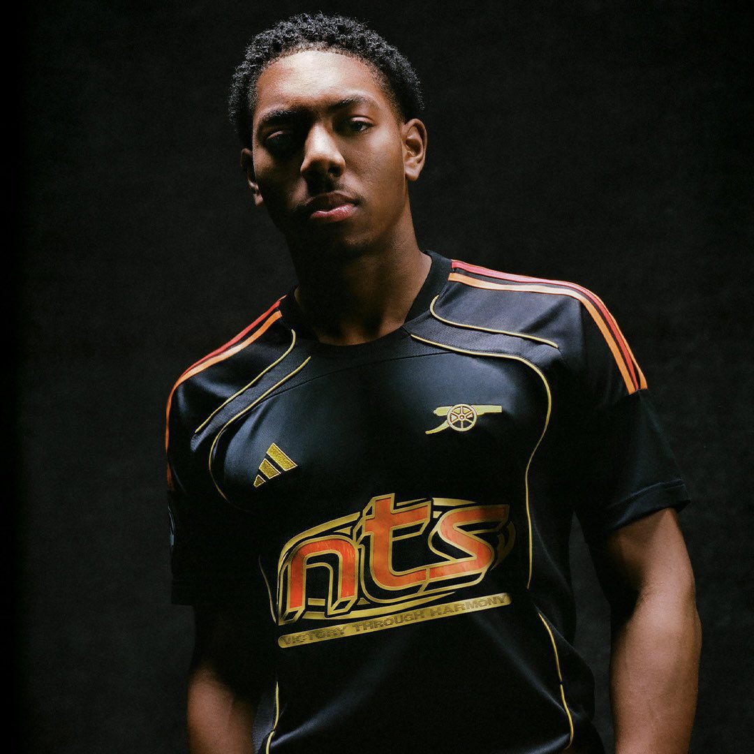 CaminoTV's tweet photo. Wsh arsenal c’est quoi ce maillot de fou ????? https://t.co/wO7qKFWA1G