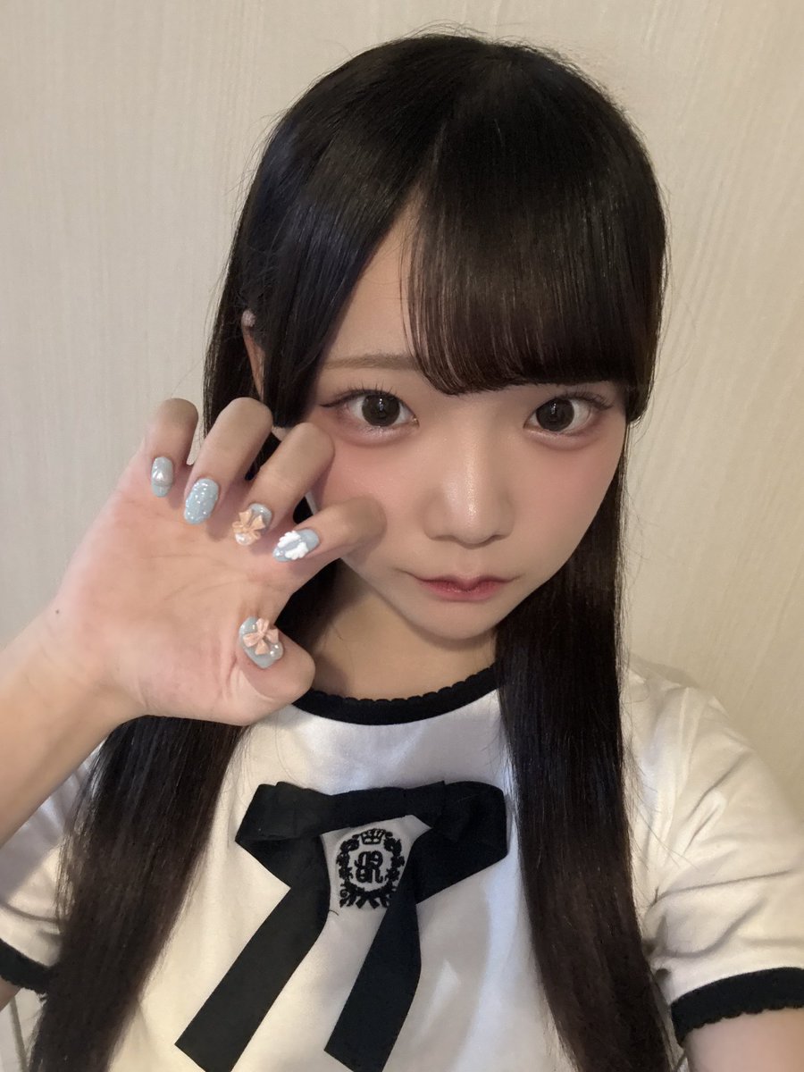 じゃじゃーん！ネイル！見て❣️💅
左手は写真の水色なんだけどね、右手はピンクになってるんだよ^^
左右違う色でキキララみたいになった🌟