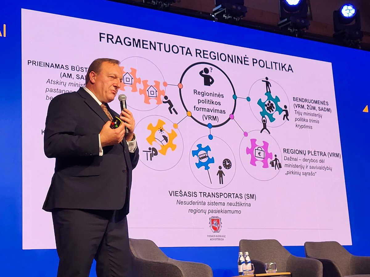 Terveisiä Liettuan valtakunnallisesta aluefoorumista! Samat teemat kuin Suomessa. Sisäministeri Vladislav Kondratovic motivoi puheellaan: Tarvitaan parempaa koordinaatiota ministeriöiden välille, alhaalta ylöspäin nousevaa politiikkaa ja pitkäjänteistä kansallista rahoitusta.