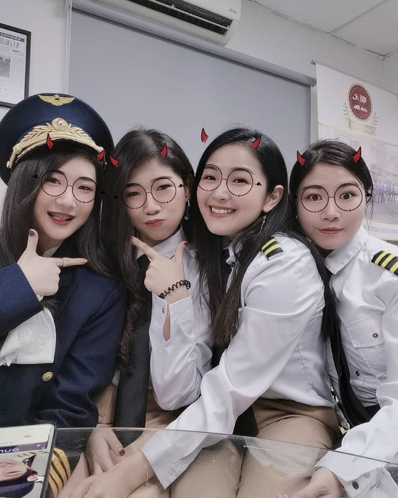 siok_al's tweet photo. 难得姐妹相聚 今天扮演飞机师 老板需要X飞机吗🫦 https://t.co/MJNoTYZy4N