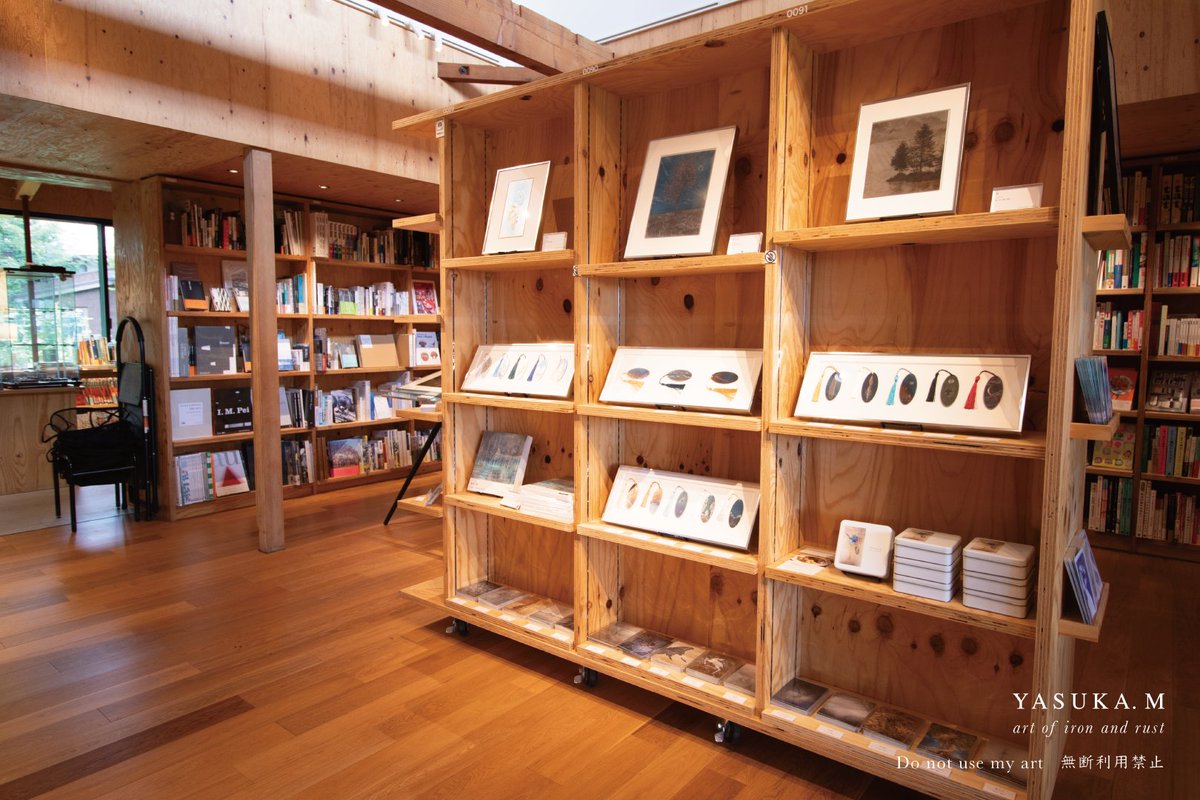 9月1日をもちまして、軽井沢書店にて開催の展覧会【渡燈】は大盛況の内に閉幕いたしました。
ご来場くださいました皆様に心から感謝申し上げます。

この度も初日から最終日まで、多くのお客様に作品をご覧いいただけました。
作品にも素敵なご縁を沢山いただき、グッズもお喜びいただけて嬉しいです。