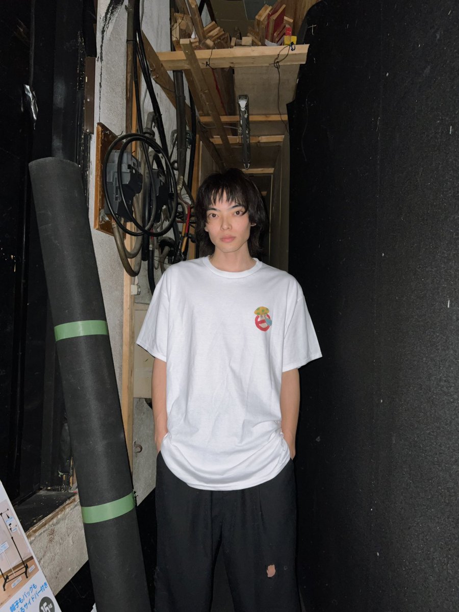 nakanaidedokuk's tweet image. 町田ひろみさん(@maccchi0462 )が描いてくださったメインビジュアルのTシャツもございます！

出演者のタカハシシンノスケさん(@shinnosuke_tkhs )にモデルをしていただきました🥹

10枚限定ですので、ぜひ！！！
お早めに！！！
サイズはXLのみです◎

#かこちゃんの後悔
#なかないで毒きのこちゃん