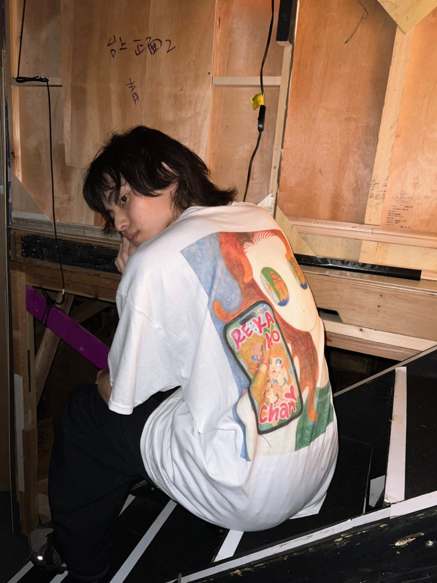 nakanaidedokuk's tweet image. 町田ひろみさん(@maccchi0462 )が描いてくださったメインビジュアルのTシャツもございます！

出演者のタカハシシンノスケさん(@shinnosuke_tkhs )にモデルをしていただきました🥹

10枚限定ですので、ぜひ！！！
お早めに！！！
サイズはXLのみです◎

#かこちゃんの後悔
#なかないで毒きのこちゃん