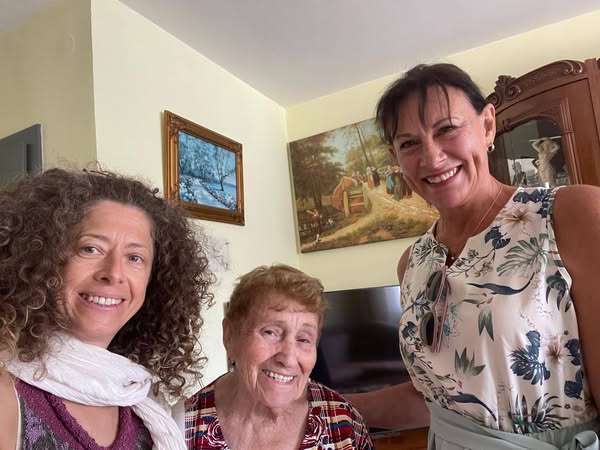 Das ist Roza, eine von nur fünf Holocaust-Überlebenden, die in Sderot in der Nähe von Gaza leben. Wir haben sie heute besucht und sie hat darauf bestanden, uns ihr Lieblingskartoffelgericht zu kochen ... was für eine Dame! CFI ist sehr dankbar dafür, dass wir so enge