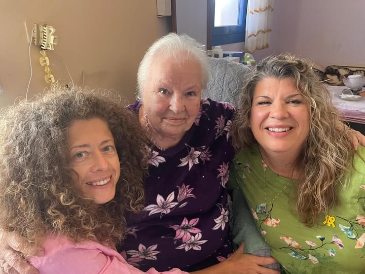 Das ist Katya. Sie ist eine 95-jährige Holocaust-Überlebende, die CFI schon seit sehr langer Zeit besucht – seit genau 23 Jahren! Wir haben diese Woche eine schöne Zeit mit ihr verbracht und danken Gott für sie und unsere Freundschaft mit ihr ❤
cfri.de/projekte/holoc…