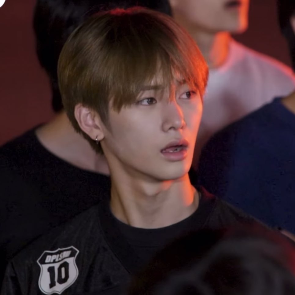 조우안신 너 미쳣어 정육점조명에서 얼굴폼 말이안됨