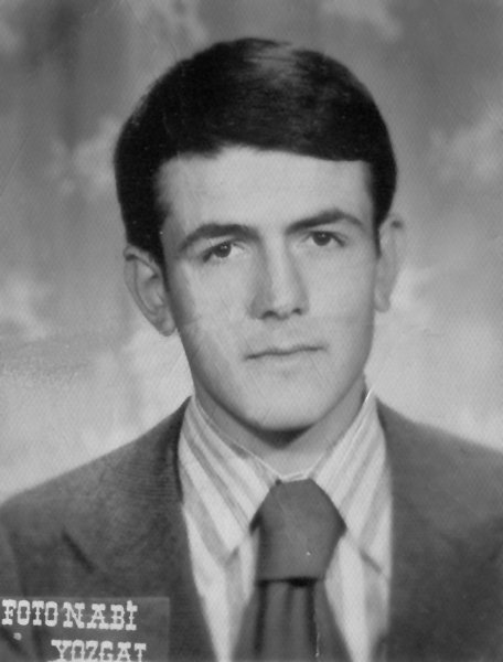 Arkadaşlarımızı unutmayalım. 

Mehmet Tamer 3 Eylül 1978'de Ankara Seyranbağları'nda duvarlara yazı yazarken öldürüldü. Arkadaşı Kemal Ünal ardından "Gecekondu duvarları benim sevda defterim" dizesiyle başlayan bir şiir yazdı.