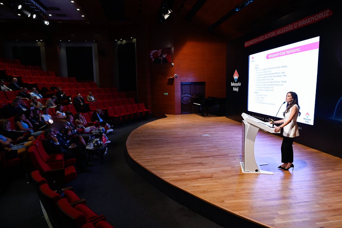 📣 2025-2026 Eğitim Öğretim Yılı Bahçeşehir Koleji Yönetim Zirvesi’nin ikinci gününde, Genel Müdür Yardımcılarımız Dr. Özge Aslan, Dr. Sezen Kaynak, Savaş Boyar, Mustafa Koçak, Yahya Şahin, Selim Bulunmaziz ve BK Mobil CEO’su İsrafil Dilmeç’in ilham veren konuşmalarıyla yeni