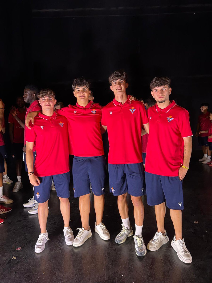 𝐏𝐑𝐄𝐒𝐄𝐍𝐓𝐀𝐂𝐈𝐎𝐍 𝐎𝐅𝐈𝐂𝐈𝐀𝐋 |

Anoche vivimos un momento muy especial en el Teatro Imperial con la presentación oficial de nuestra plantilla.

Gracias a toda la afición por acompañarnos y demostrar, una vez más, que nunca estamos solos.

 #JuntosVolveremos🔴⚪️