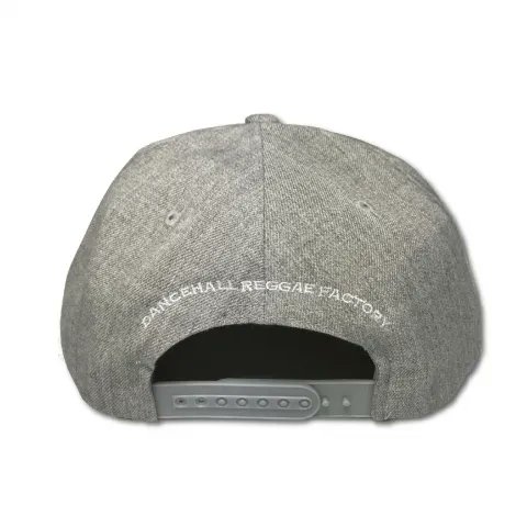BHM_STORE's tweet photo. ✨【再入荷】✨

BUSH HUNTER Snapback Cap [grey]
https://t.co/MAGzXIAFIZ

シンプルなフォントでデザインされたBUSH HUNTER ロゴが正面に3D刺繍されたスナップバックのBBキャップ第2弾。
バックには「DANCEHALL REGGAE FACTORY」の文字が刺繍されています。

#BHM_STORE https://t.co/yfWHfoCrMy