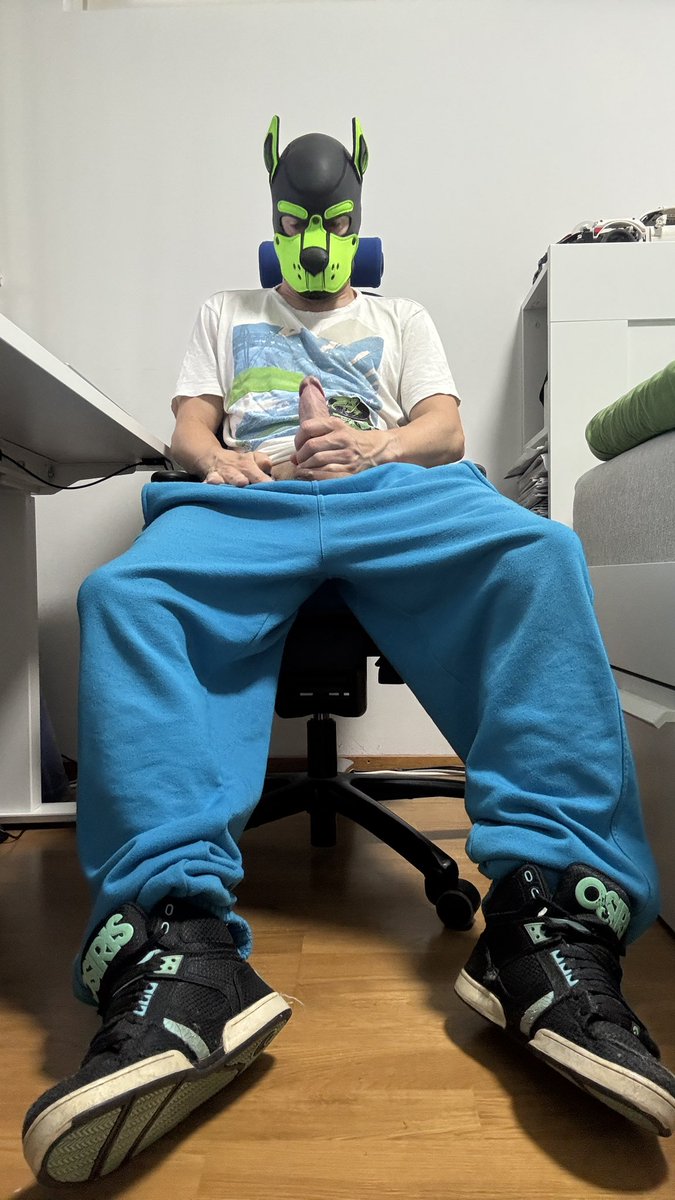 Remote working puppy getting bit horny 🤭

#pupplay #gaypup #baggy #baggysagging #gearhead #sneaker #sneakerfetish