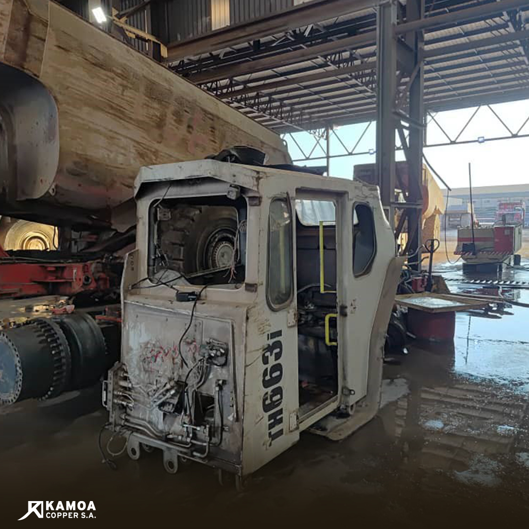 kamoa_copper_sa's tweet image. Après des dizaines de milliers d'heures de service, notre camion Sandvik TH663i (DT01) avait atteint la fin de sa vie utile. Plutôt que de l'envoyer à la casse, nos équipes ont relevé un défi audacieux : le reconstruire intégralement de A à Z, localement, sur notre site en RDC.…