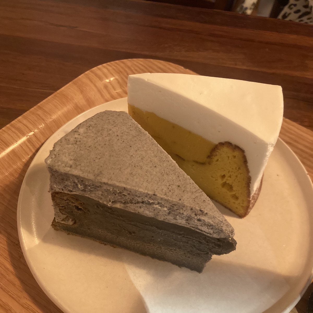 📍카페 다오
✔️흑임자크림라떼, 흑임자 갸또 쇼콜라, 단호박 갸또 쇼콜라

언제나 맛있음. 갸또 맛집. 분위기도 좋고 예쁜 한옥 카페. 혼자오면 언제나 창가자리를 앉고싶은 곳🥰 

혜화에 오래오래 계셔주시면 좋겠다🥹
#혜화_먹어본집