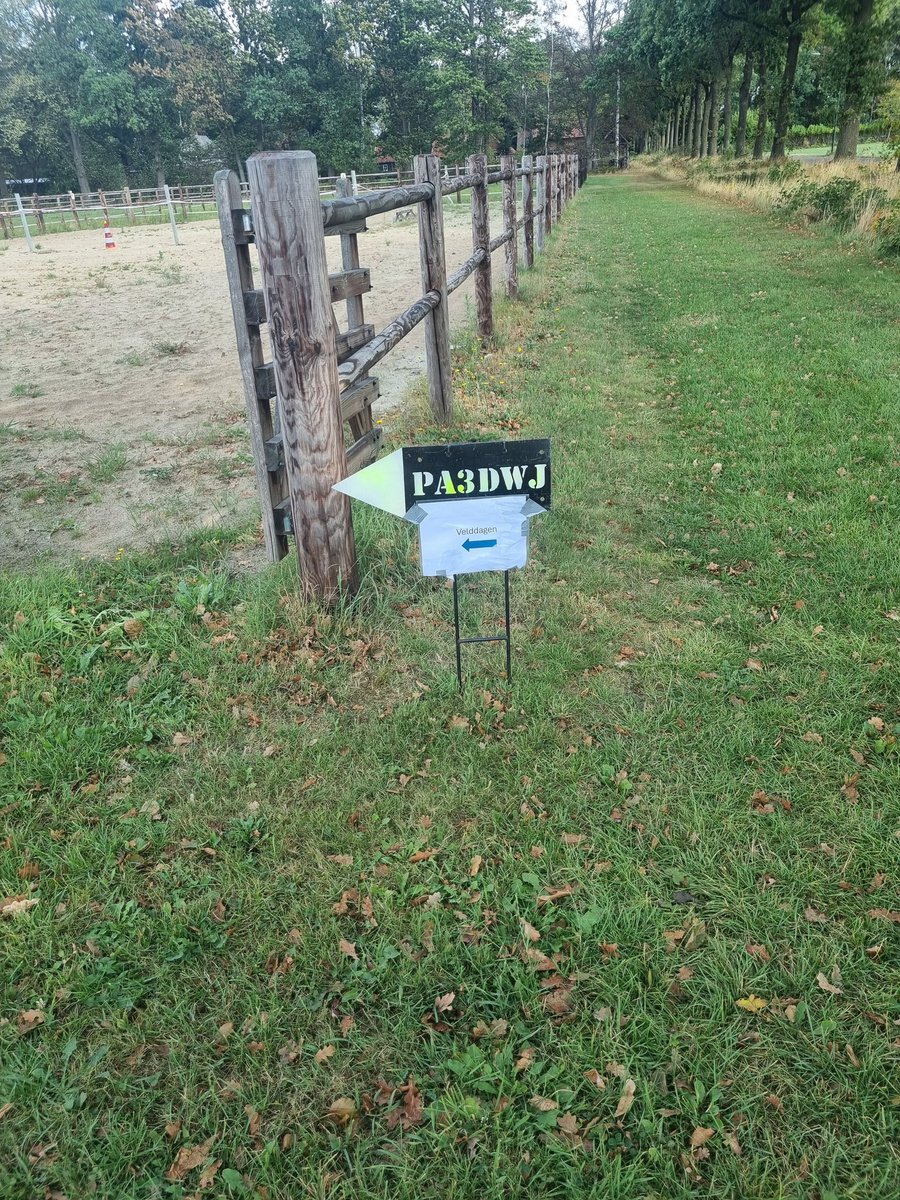 Klaar voor de A13 velddagen met DX-50 in de mast (PI3EHV en 145.325) en 80m dipool en de #VERON vlag in een los mastje. Hopelijk werkt het weer een beetje mee, maar gezellig wordt het zeker
